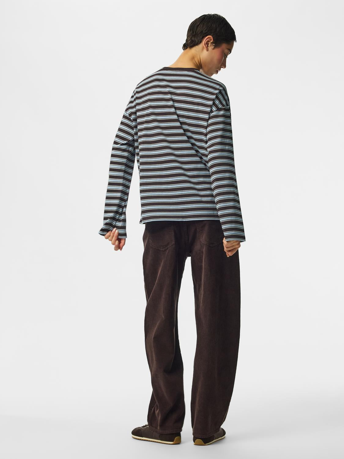 model_shot-back